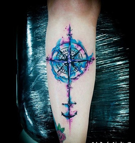 小腿神秘的水彩指南针与小船锚纹身图案