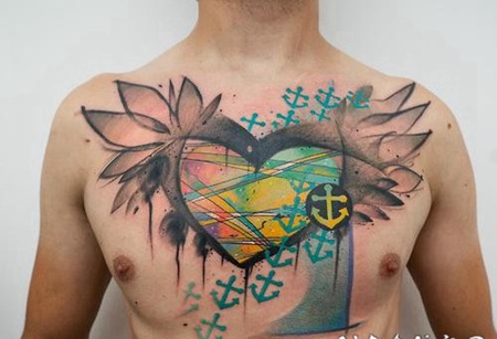 胸部斑斓的心形和船锚纹身图案