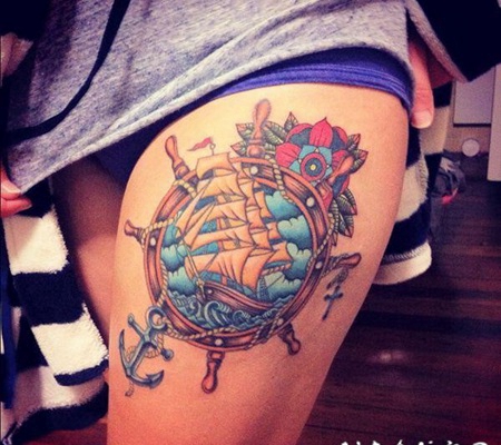 大腿彩色航海帆船与船锚船舵和花朵纹身图案