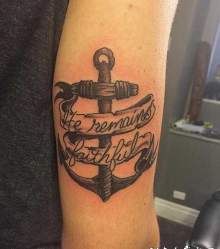 手臂船锚与纪念字母纹身图案