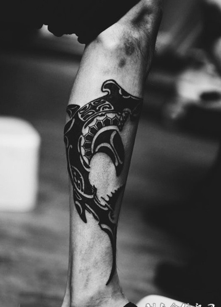 如鲨入海，小腿个性鲨鱼图腾纹身