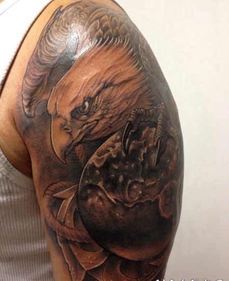 大臂彩色鹰与地球船锚纹身图案