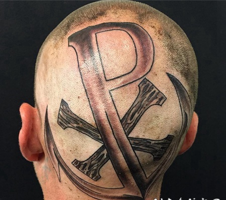 头部巨型宗教标志和船锚纹身图案