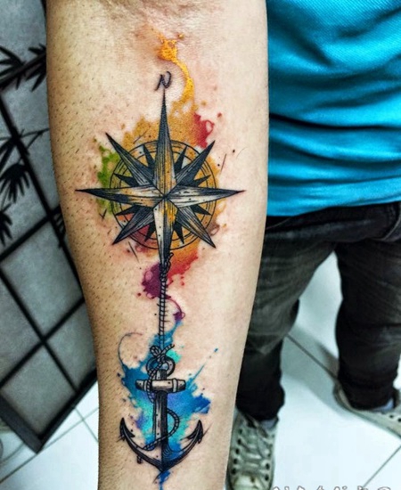 现代传统风格的彩色指南针和船锚手臂纹身图案