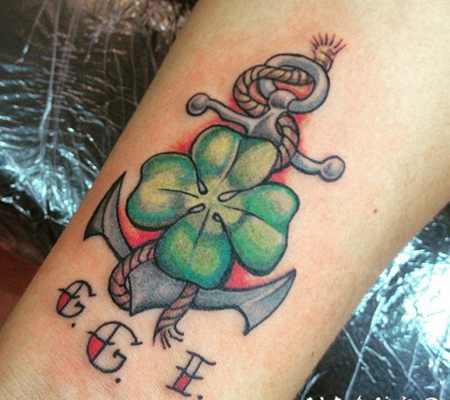 old school彩色四叶草和船锚字母手腕纹身图案