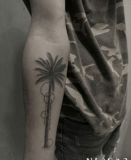 手臂上的椰子树纹身图案
