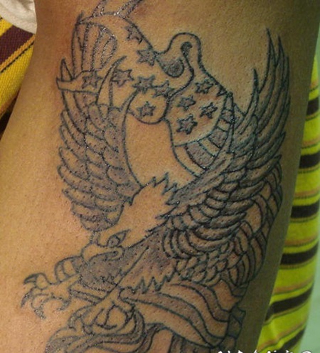 美国鹰和国旗黑色纹身图案