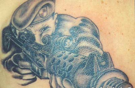 美国士兵和步枪纹身图案
