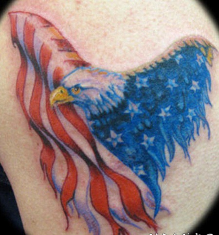 鹰翅膀结合美国国旗像纹身图案