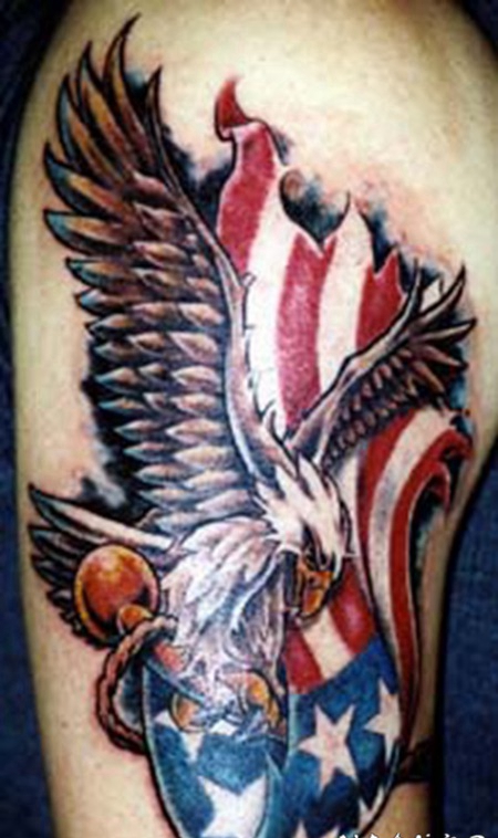 彩色鹰和美国国旗纹身图案