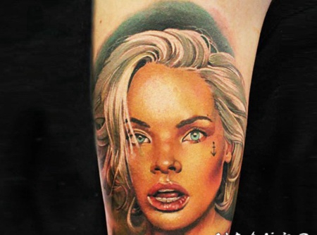 彩色写实女人肖像与船锚纹身图案