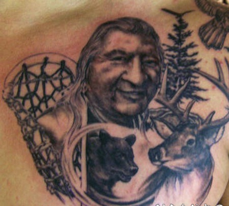 胸部美洲土著人和熊鹰鹿纹身图案