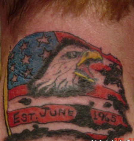 鹰和破旧的美国国旗纹身图案