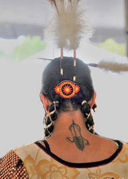 脖子上的北美土著羽毛纹身图案