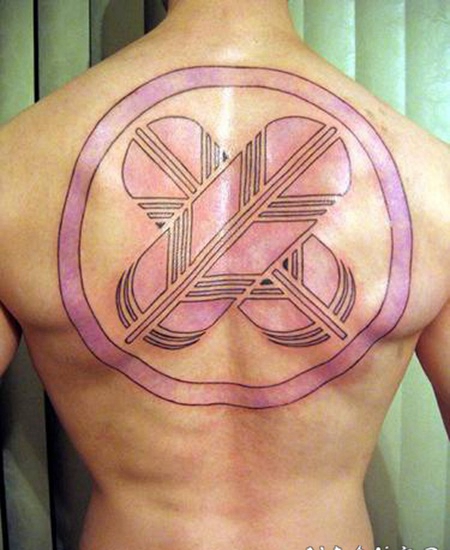 简约的北美土著羽毛背部纹身图案