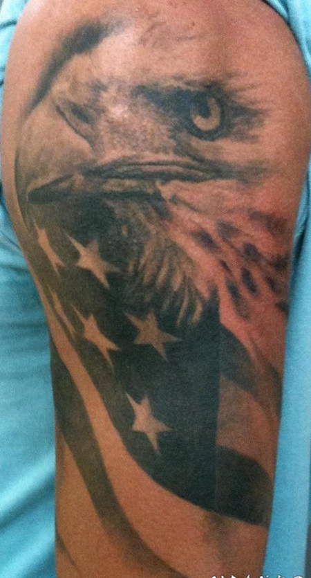 美国鹰和国旗黑色手臂纹身图案