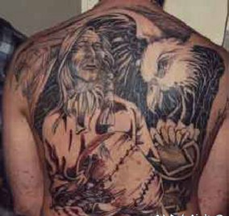 满背北美土著人像和鹰纹身图案