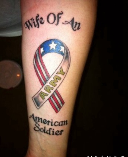 手臂彩色美国结和字母纹身图案