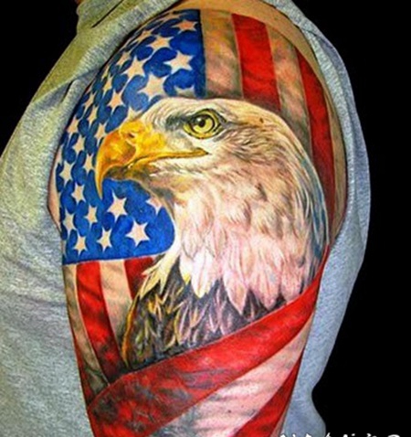 手臂鹰裹着美国国旗纹身图案