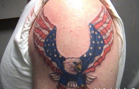 手臂美国国旗翅膀鹰彩色纹身图案