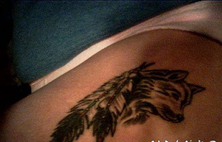 美洲土著风格的狼和羽毛纹身图案