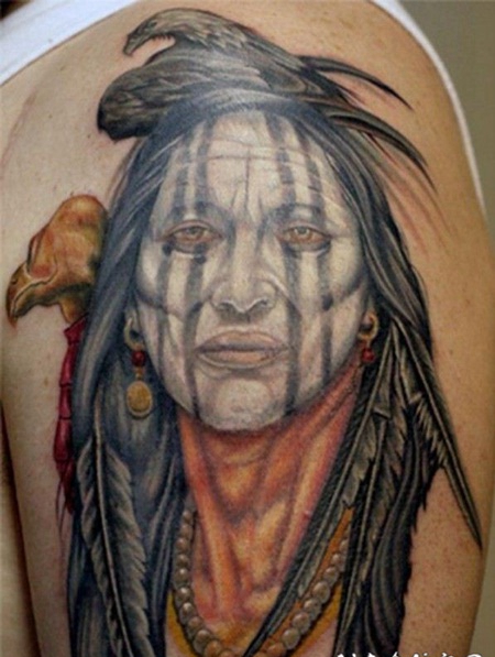 大臂美洲土著妇女肖像与鹰纹身图案