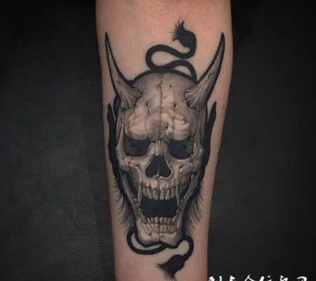 手臂上的骷髅般若纹身图案