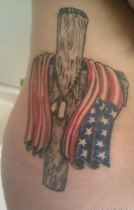 美国国旗和木质十字架纹身图案