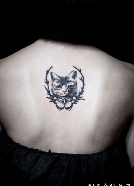 女子后背一只可爱的猫纹身图案