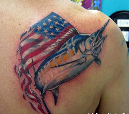 背部美国国旗和鱼纹身图案