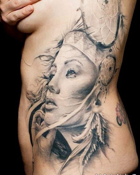 侧肋可爱的土著女孩与捕梦网纹身图案