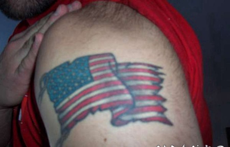 男子大臂彩色美国国旗纹身图案