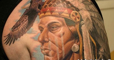 彩色美洲土著酋长与秃头鹰大臂纹身图案