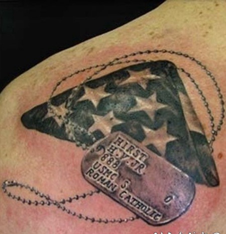 狗标签和美国国旗丝巾纹身图案