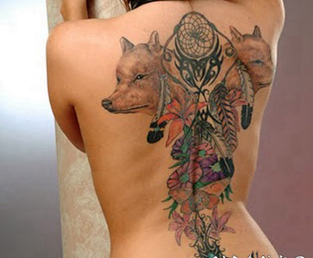 背部北美土著风格的狼头花朵彩色纹身图案