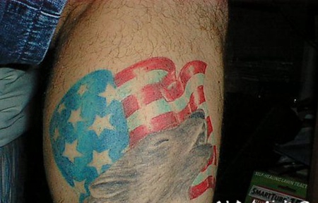 手臂狼头和彩色美国国旗纹身图案