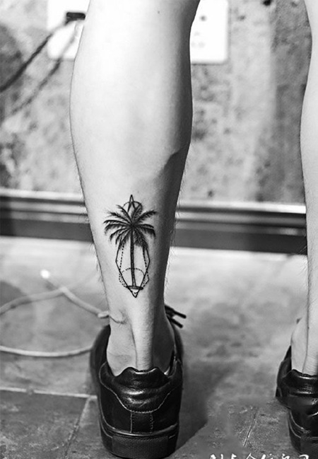 腿部个性的几何椰子树纹身图案