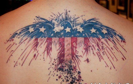背部美丽的彩色美国国旗鹰纹身图案