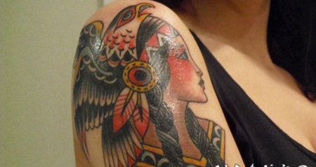 手臂彩色美洲土著女孩与鹰纹身图案