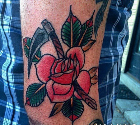 手臂彩色经典的玫瑰和镰刀纹身图案