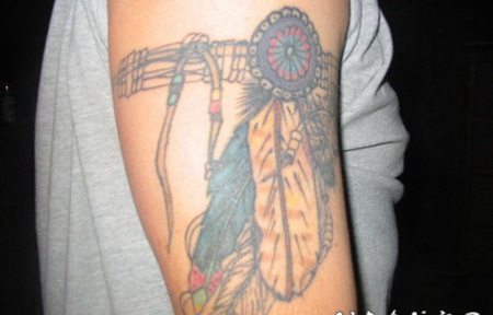 手臂美国本土的袖标羽毛纹身图案