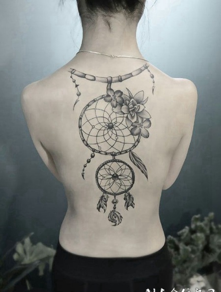 女孩后背的捕梦网纹身图案