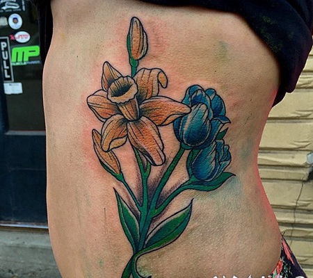 侧肋漂亮的黄色和蓝色花朵纹身图案