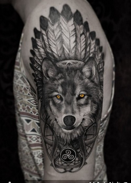 手臂很酷的土著风格狼和黄色眼睛纹身图案