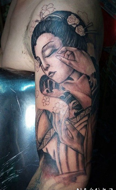 手臂上妩媚的艺妓纹身图案