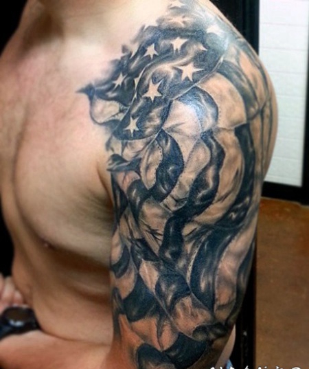 手臂非常写实的黑白美国国旗纹身图案