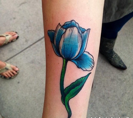 手臂经典的蓝色花朵纹身图案