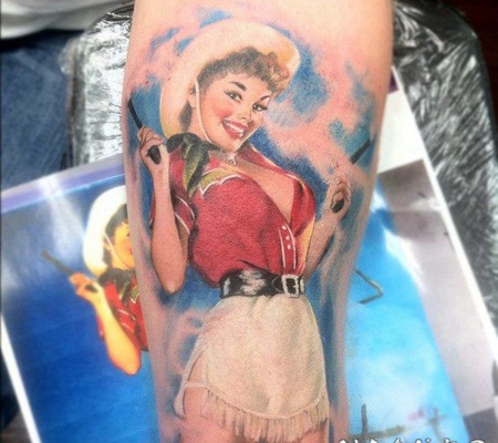 手臂非常逼真的牛仔女孩和手枪纹身图案