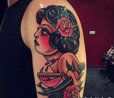 手臂彩色经典的女孩和花朵纹身图案