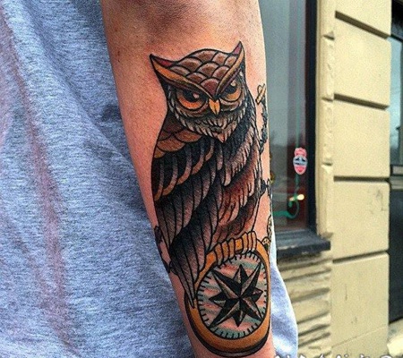 手臂华丽的黑灰经典猫头鹰纹身图案